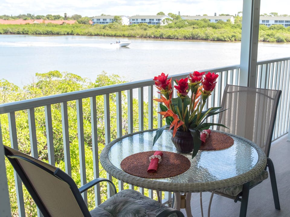 Imagine boats passing by, just off your balcony!