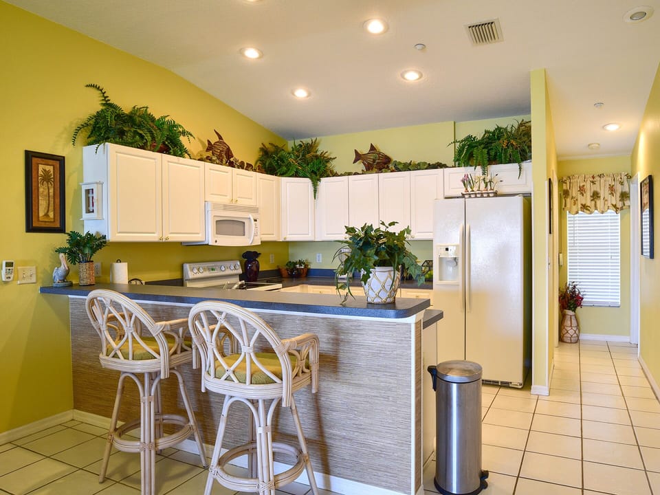 Bar and kitchen area. You may end up eating in more than you expected!