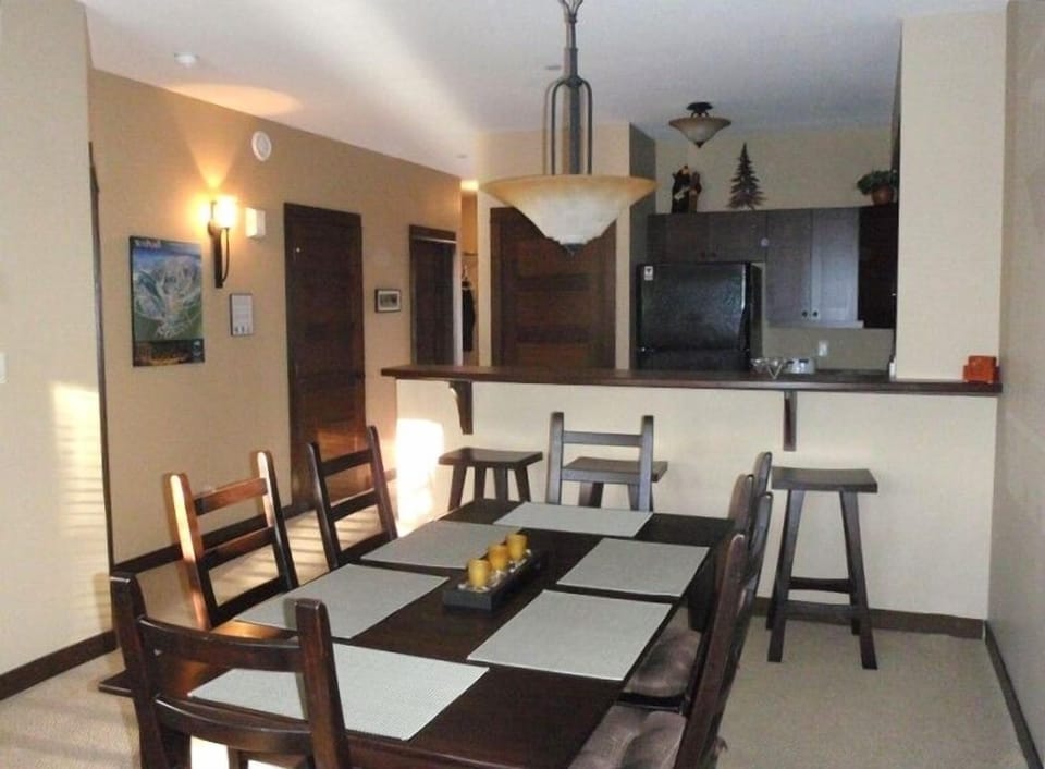 Spacious Dining Room off the Kitchen and hallway to front door and 2nd becroom