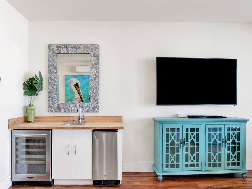 Living Room - TV - Wet Bar