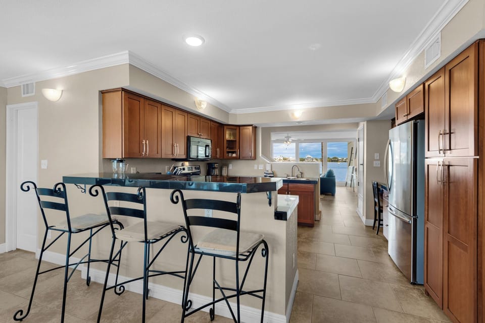 Eat-in kitchen bar seating