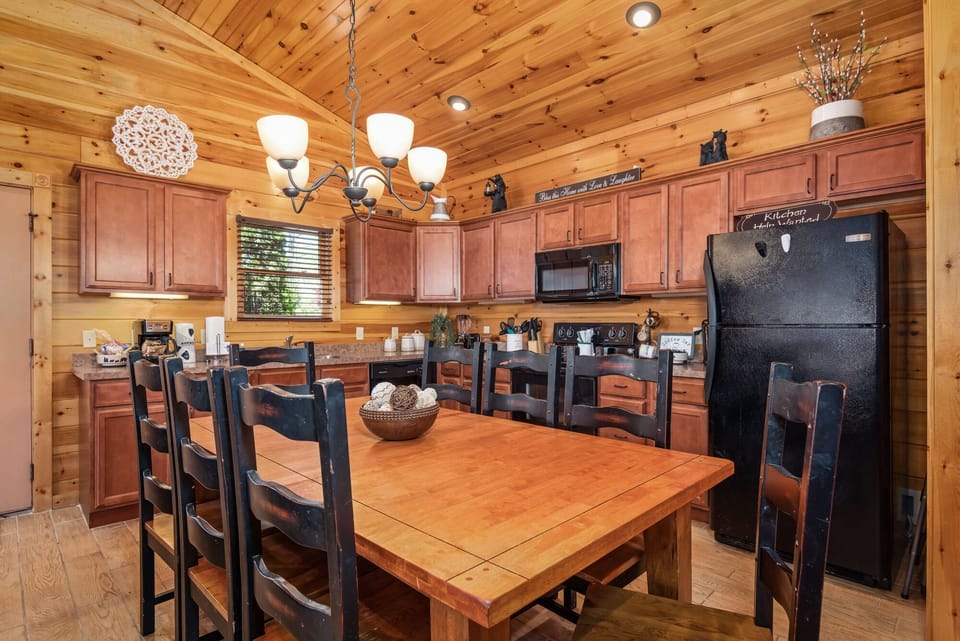 Fully equipped kitchen with plenty of space for family meals & late night snacks
