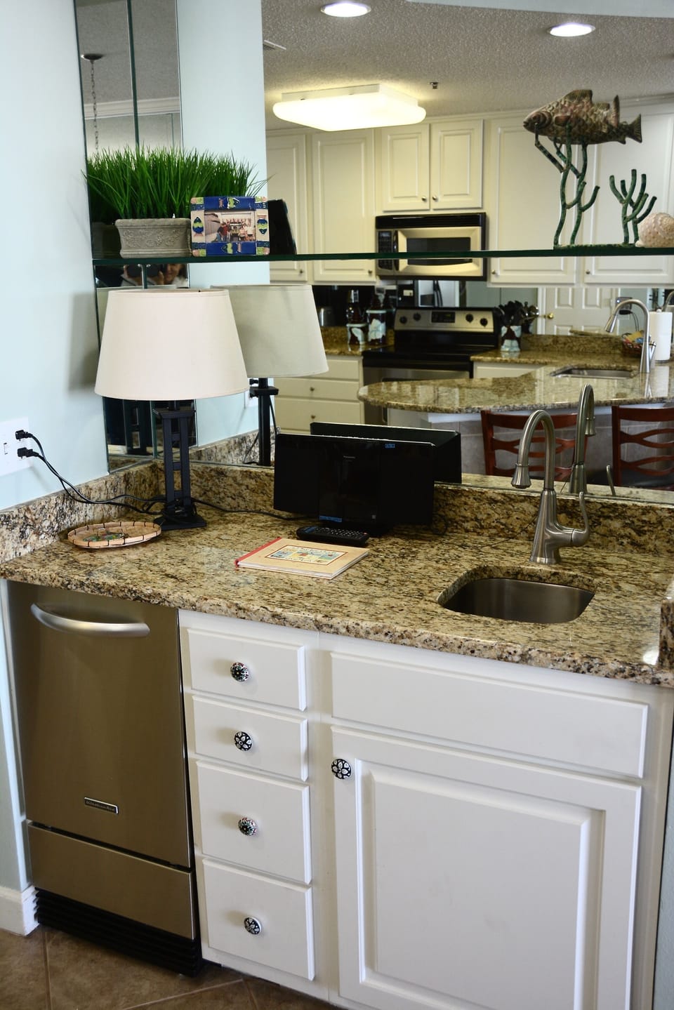 Separate wet bar with ice maker