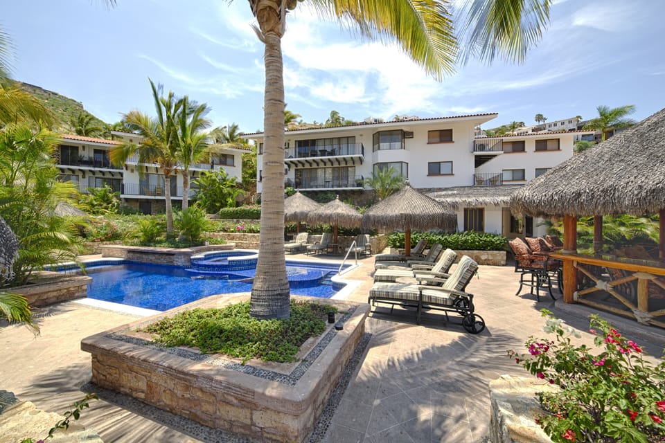 Pool & Lounge Area