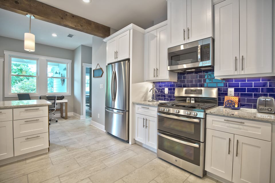 Very nice double ovens with gas cooktop awesome for family holidays.