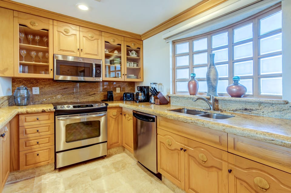 Plenty of room in the kitchen with stainless appliances and granite counter tops