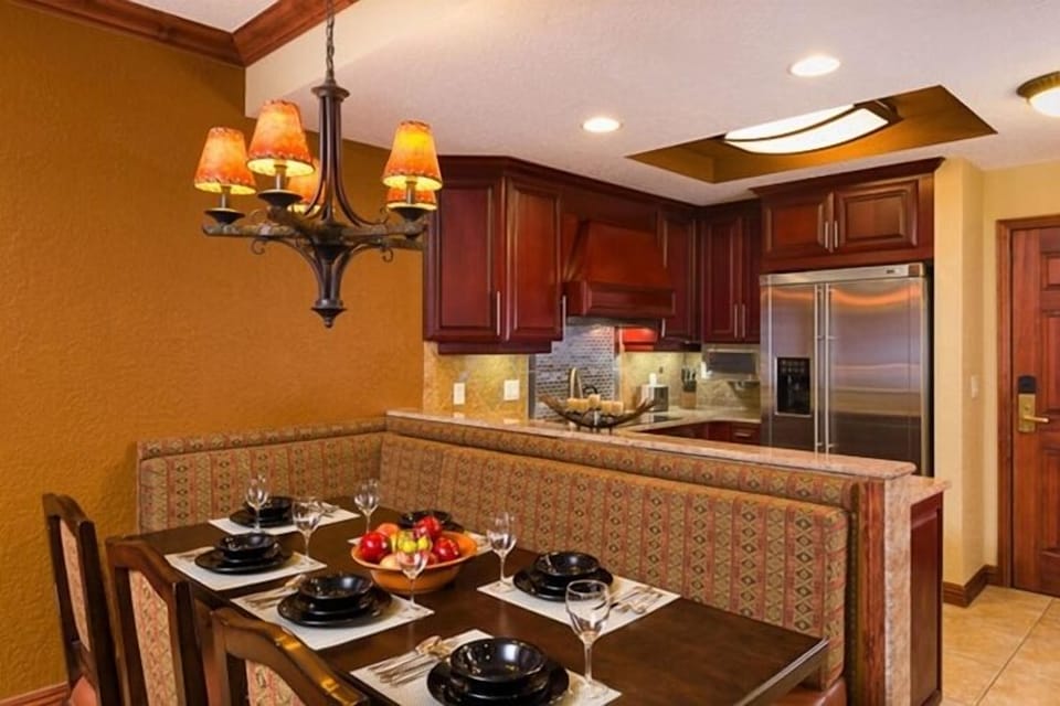 1Bd grand full kitchen and dining table.  The Bench folds out to create a bed.  