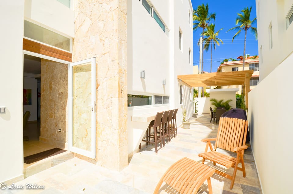 UNIQUE PRIVATE Side Yard w/ BBQGrill, Pergola, Dining table for 6,Lounge chairs!