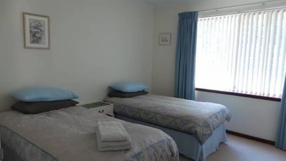 Bedroom 3 - 2  single beds