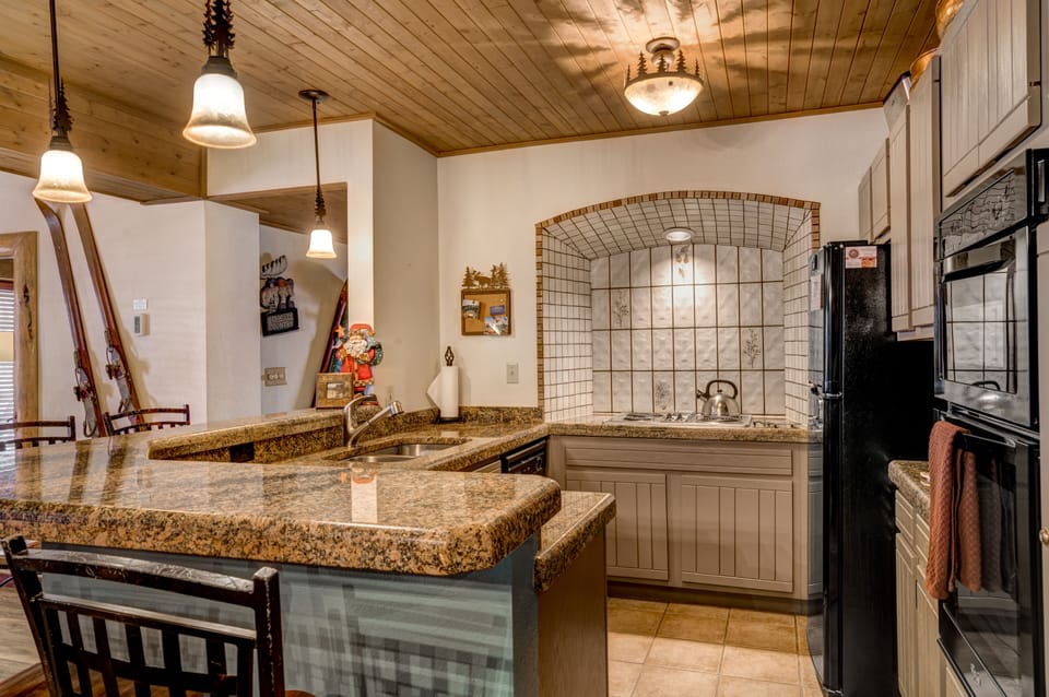 Fully Equipped Kitchen and Breakfast Bar