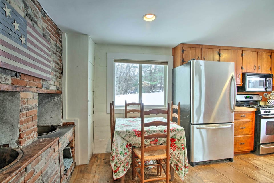 Dining Area | Dishware/Flatware Provided