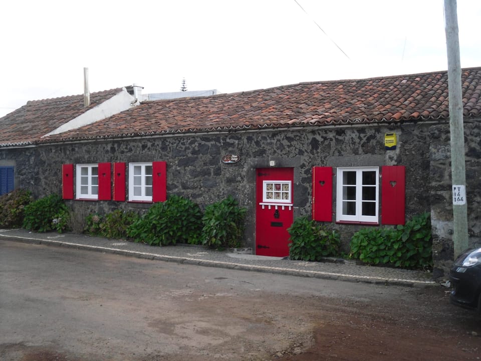 Coastal Trail Cottage is a traditional stonehouse with recent upgrades of modern