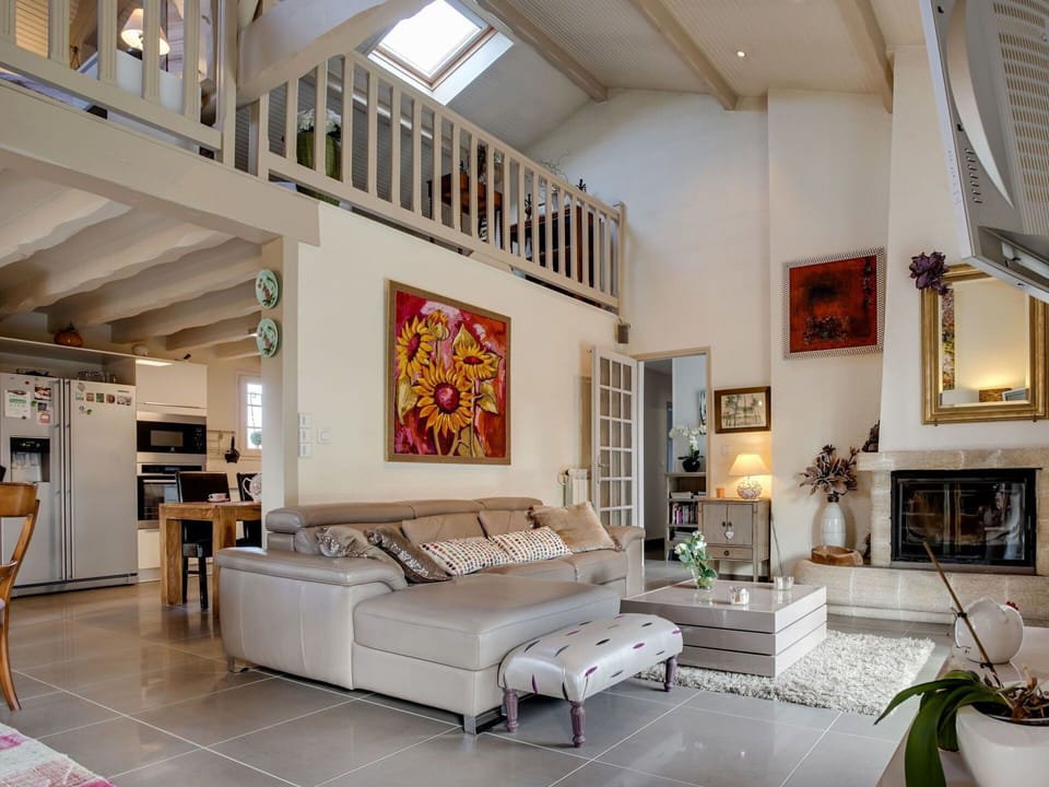 Interior Design, Room, Furniture, Living Room, Property, Building, Ceiling, Architecture, Loft, House