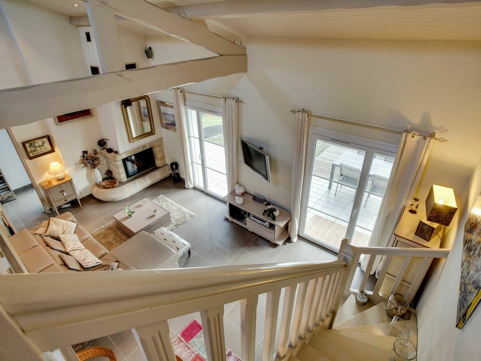 Property, Couch, Picture Frame, Window, Wood, Architecture, Interior Design, Floor, Living Room, Kitchen