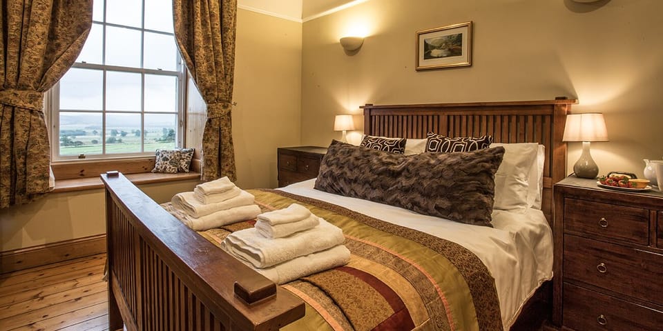 Bedroom 1 with kingsize bed - Follions Farmhouse