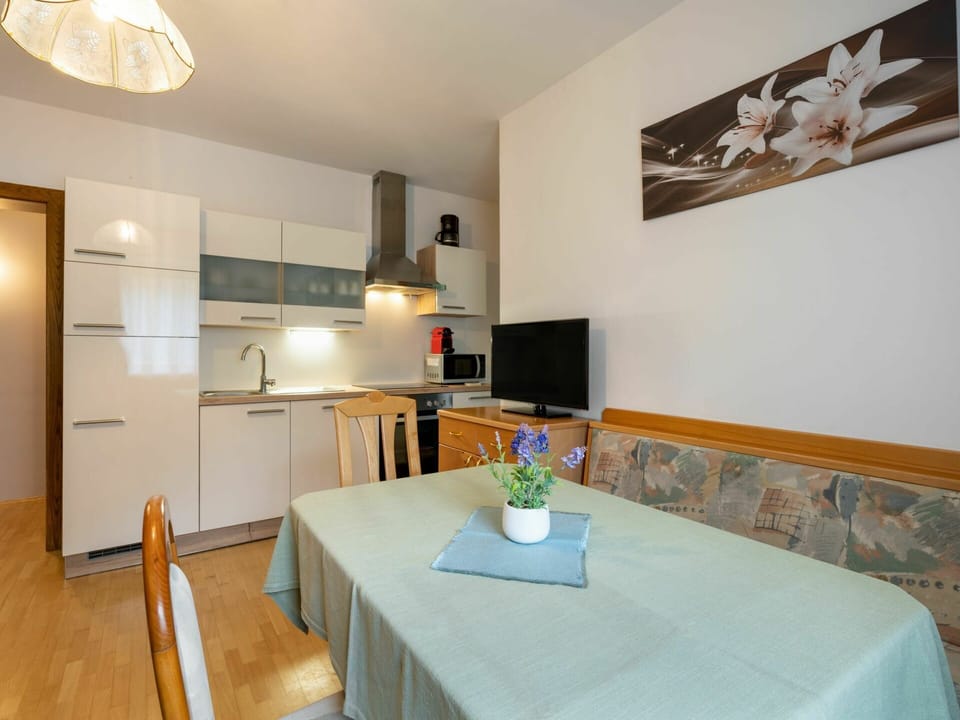 Room, Property, Furniture, Building, Interior Design, Table, Dining Room, House, Real Estate, Kitchen