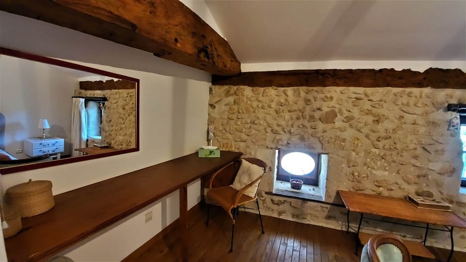 Gîte Coquelicot - Salle de bain avec baignoire et WC étage