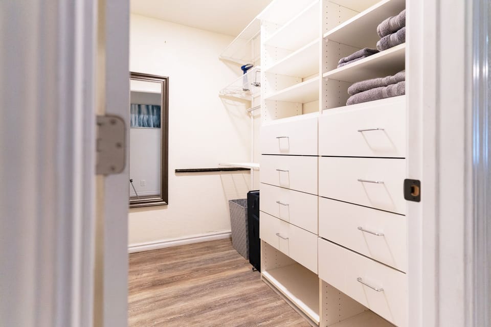 Master BR 1 : Spacious Walk-in Closet