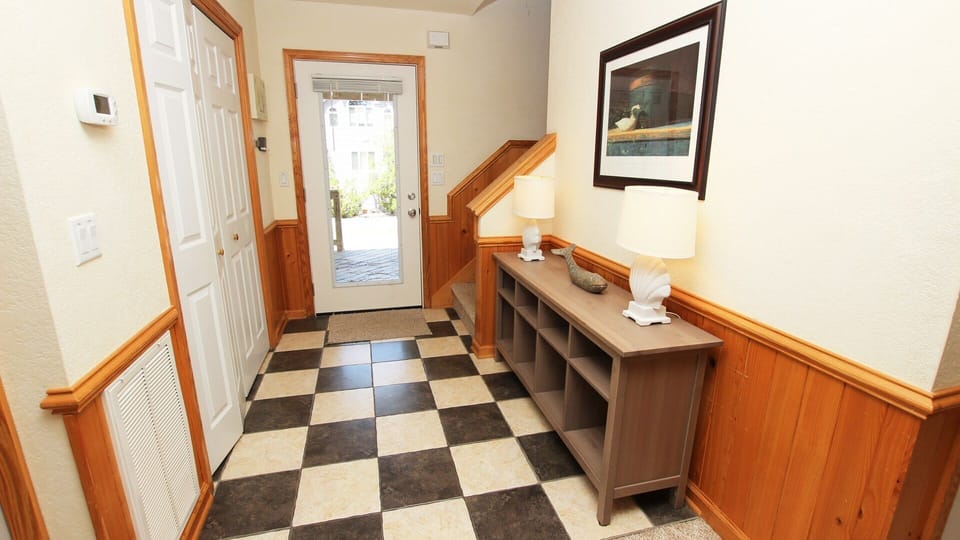 Foyer (Middle Level)