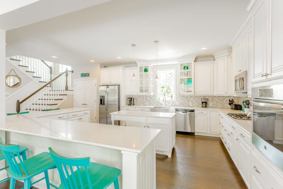 Amazing Kitchen, fully stocked for any meal you want to prepare!