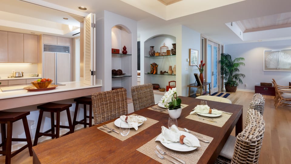 Everything you need for setting the table is provided