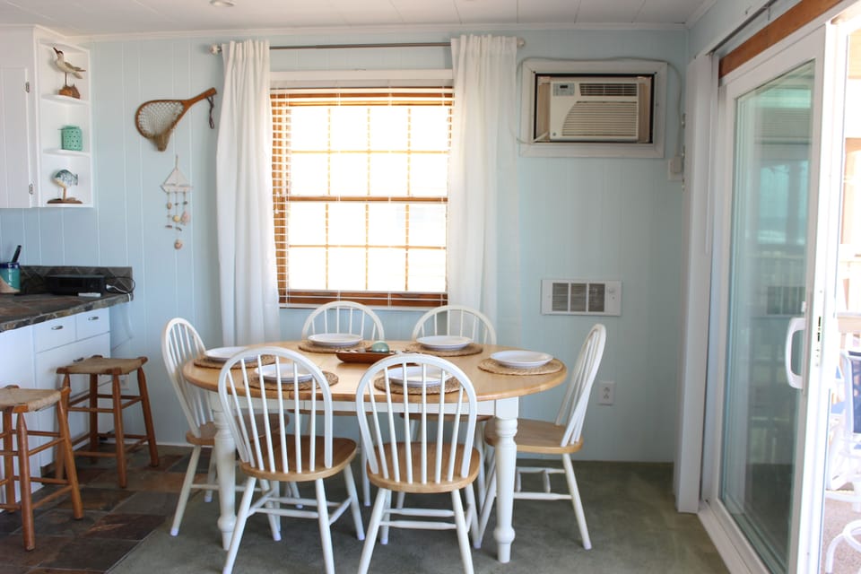 Dining area seats 6