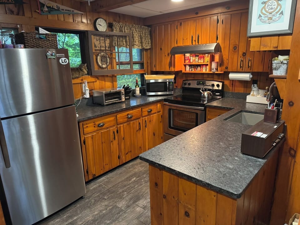 Upgraded Kitchen w Stainless Steel appliances