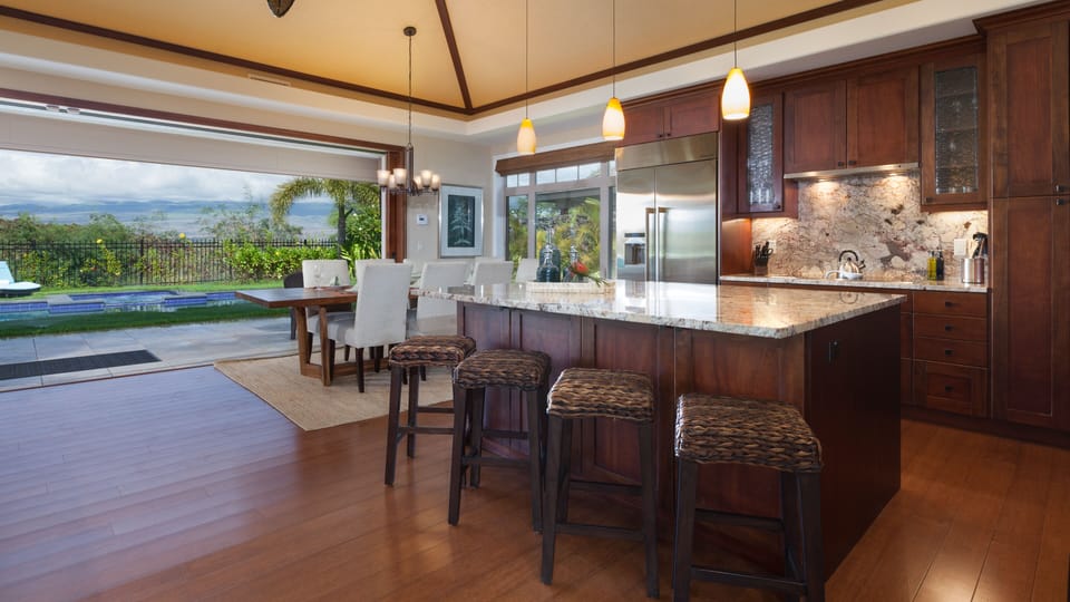 Additional seating at the island for 4