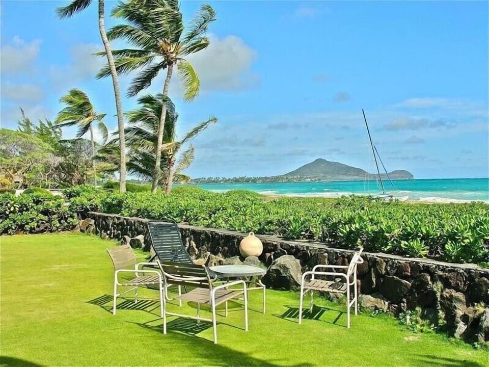 Front lawn sitting area for relaxation. Rental does not have ocean view.