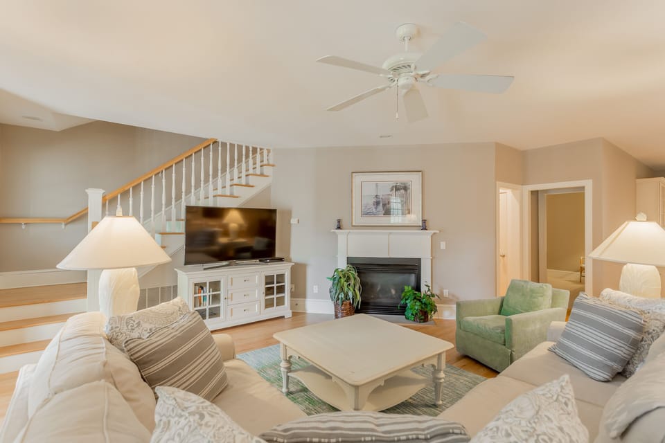 Beautiful Living Room- Open Floor Plan w/ Gas Fireplace