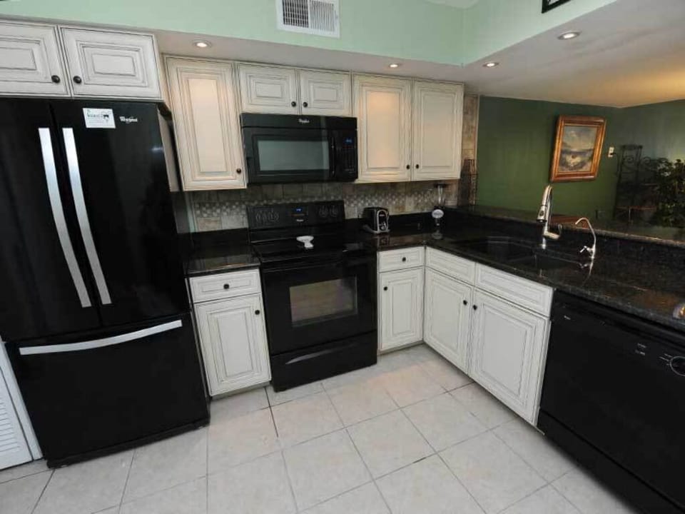 Kitchen w/all new cabinets and appliances