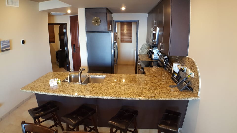 Beautiful granite counter tops in the spacious fully equipped kitchen!
