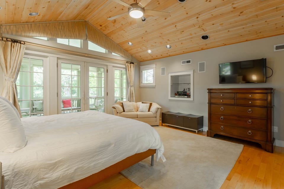 2nd Level- Primary Bedroom w/ King Bed and Single Sleep Sofa