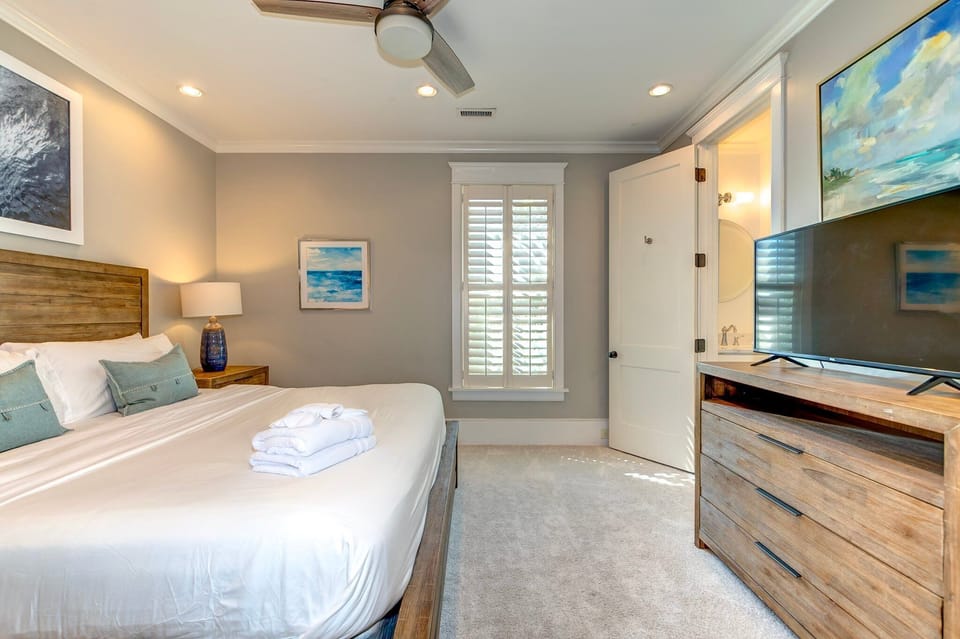 First Floor King private bathroom