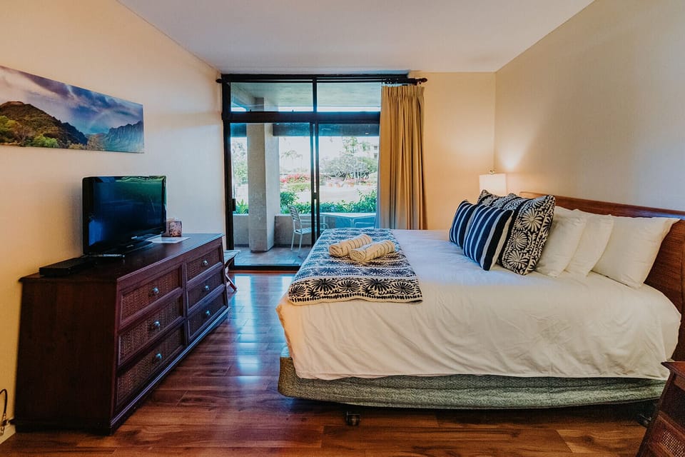 Master bedroom has king size bed, flat screen tv and lanai access