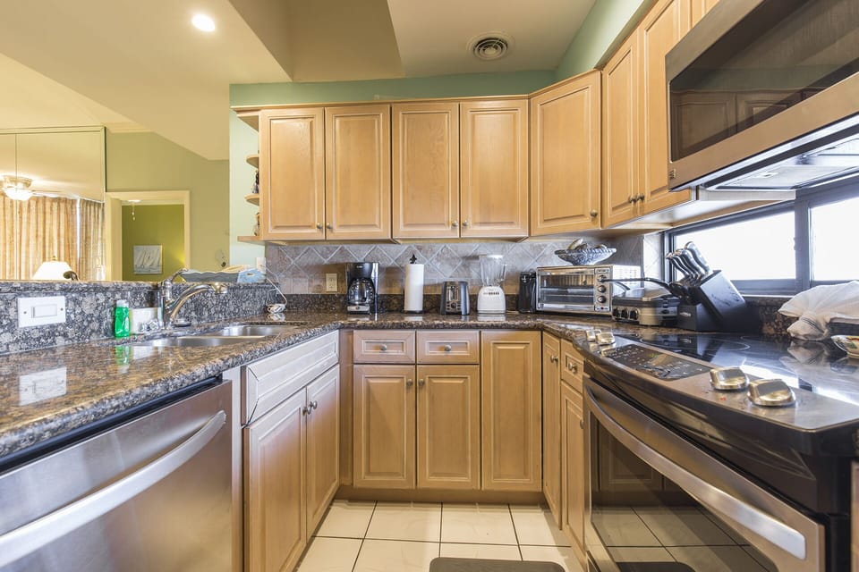 Cozy kitchen full equipped with cooking utensils!