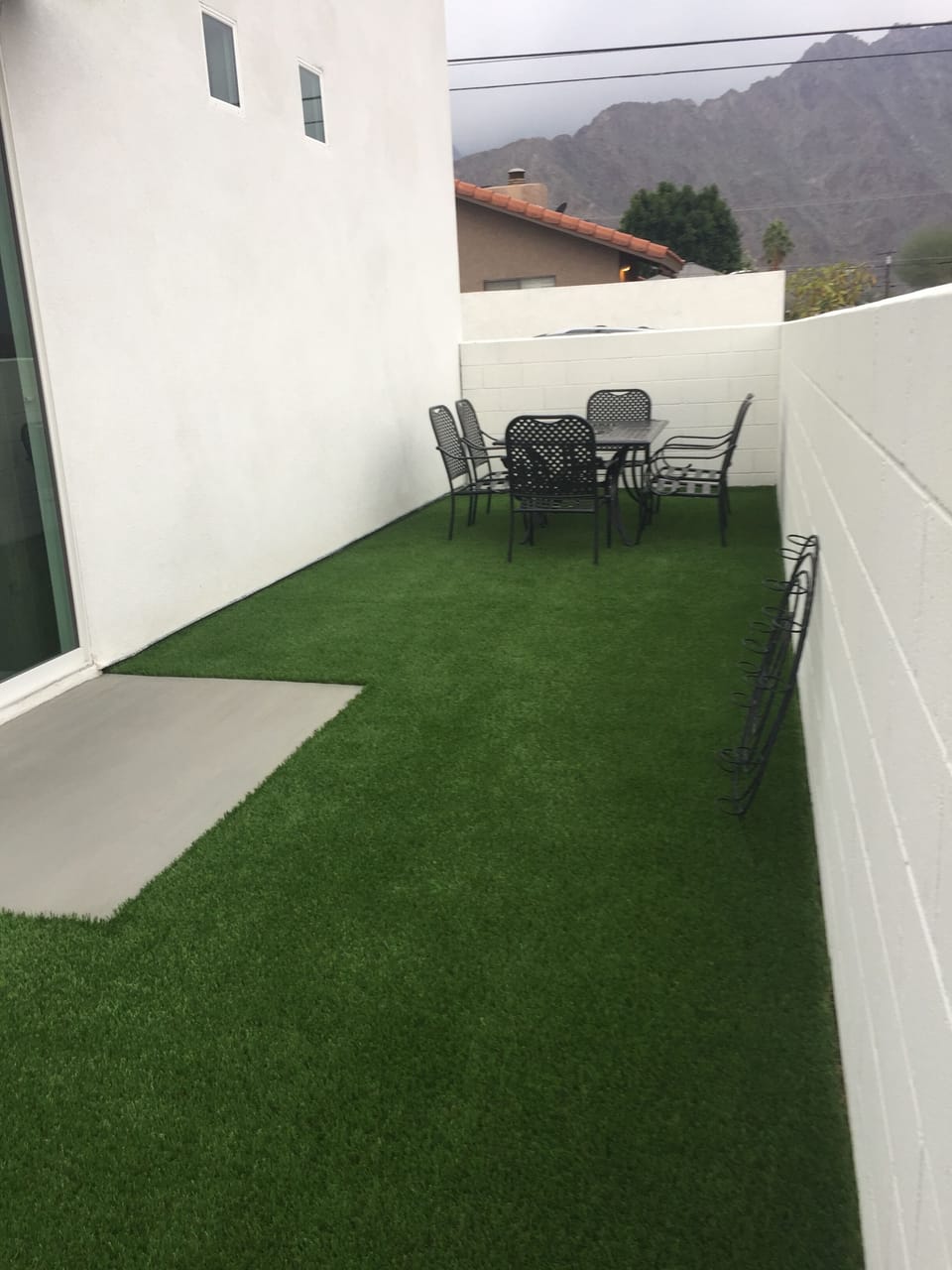 Grassy area for dining Alfresco - Gas BBQ and utensils - Happy Hour a must at 5!