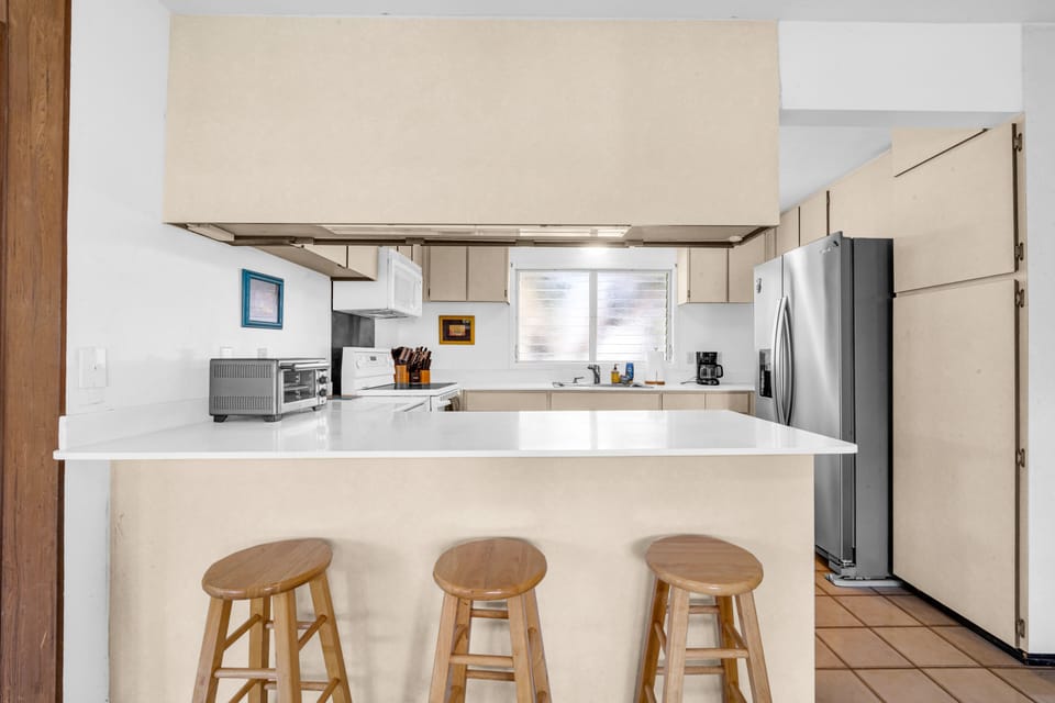 Open kitchen to enjoy your family and friends while cooking meals at home. 