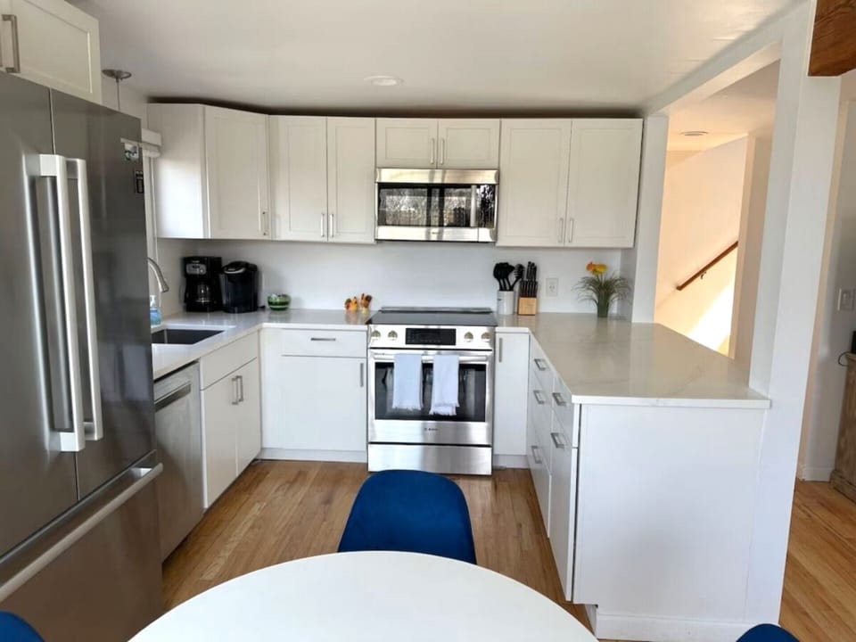 Full kitchen with Bosch appliances