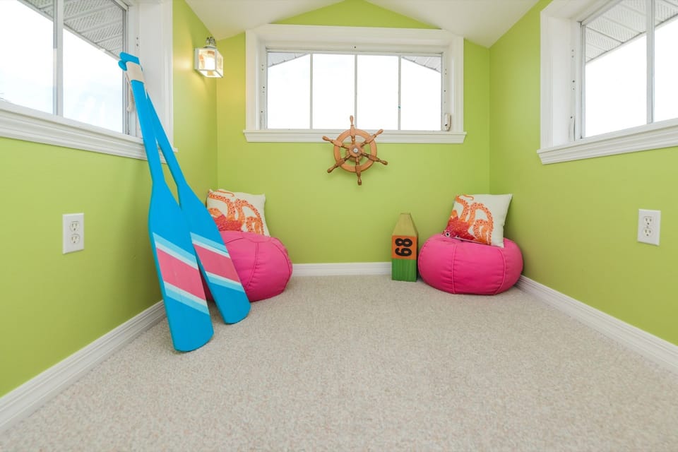 Kids Crow's Nest w/ Captain's Wheel - Parental Supervision Required for Ladder