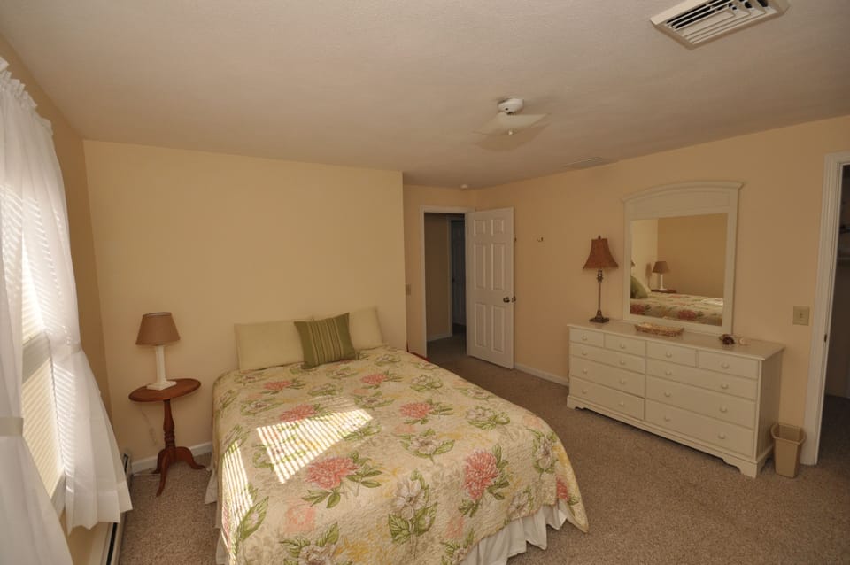  Large Bedroom with queen bed 32' flatscreen TV.  All mattresses are brand new.