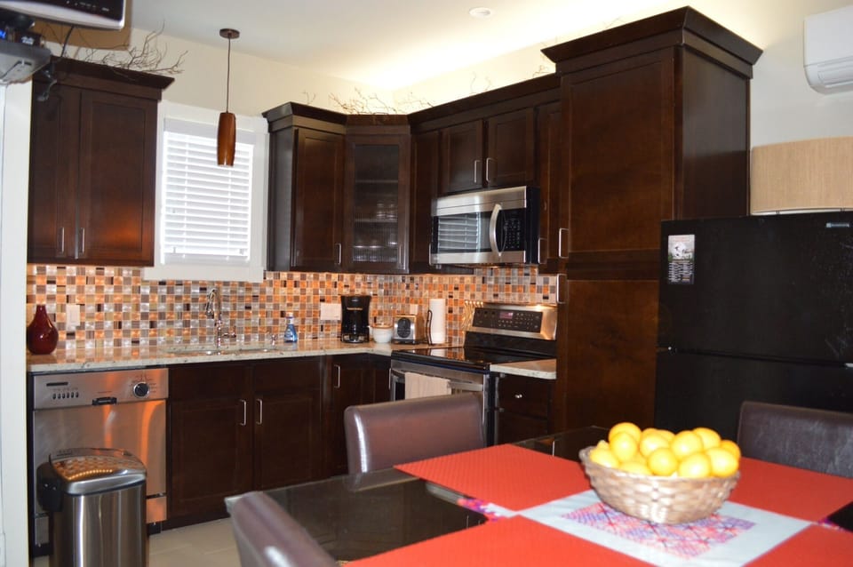 Table seats four, fully equipped kitchen