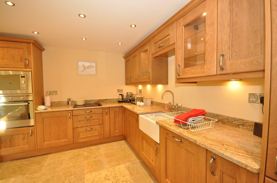 Fully equipped oak kitchen with granite worktops