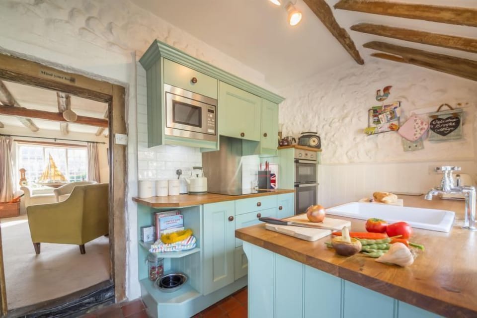 Ground floor: Well-equipped kitchen