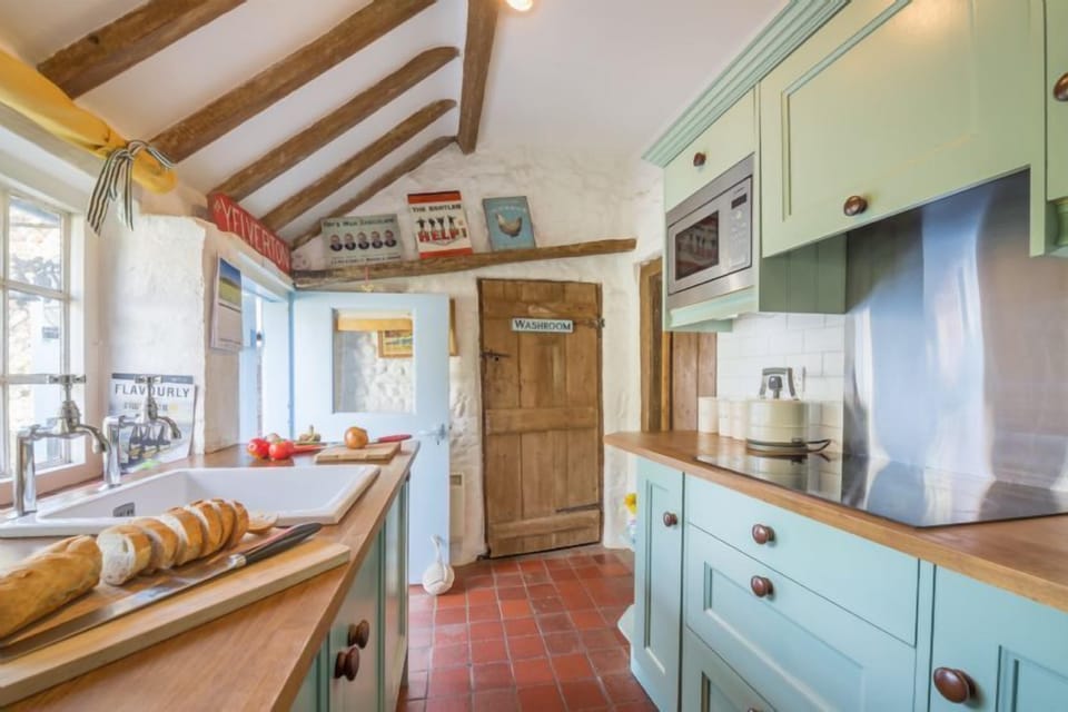 Ground floor: Kitchen with ample worktop space