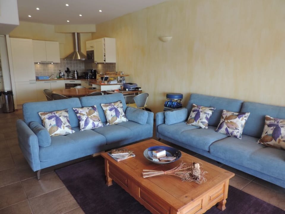 Spacious lounge 