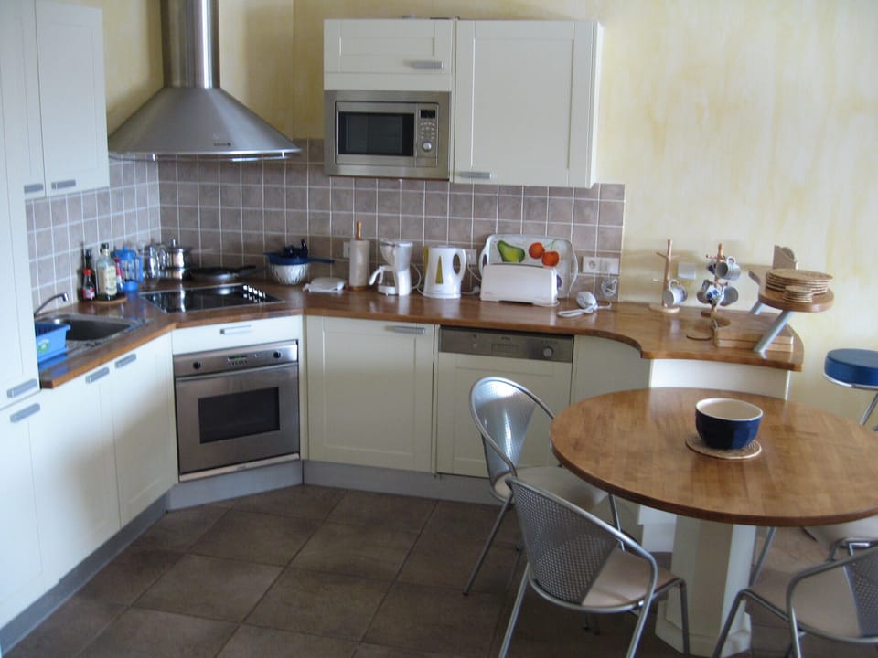 Fully equipped kitchen with integral appliances