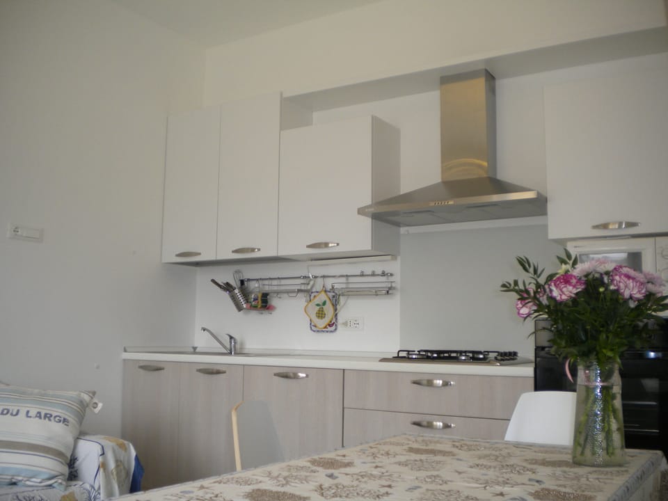 Living room: Full Kitchen