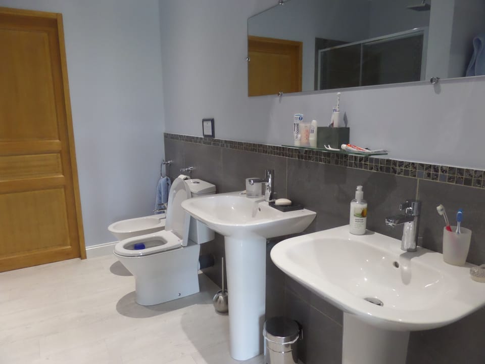 En suite bathroom to main bedroom