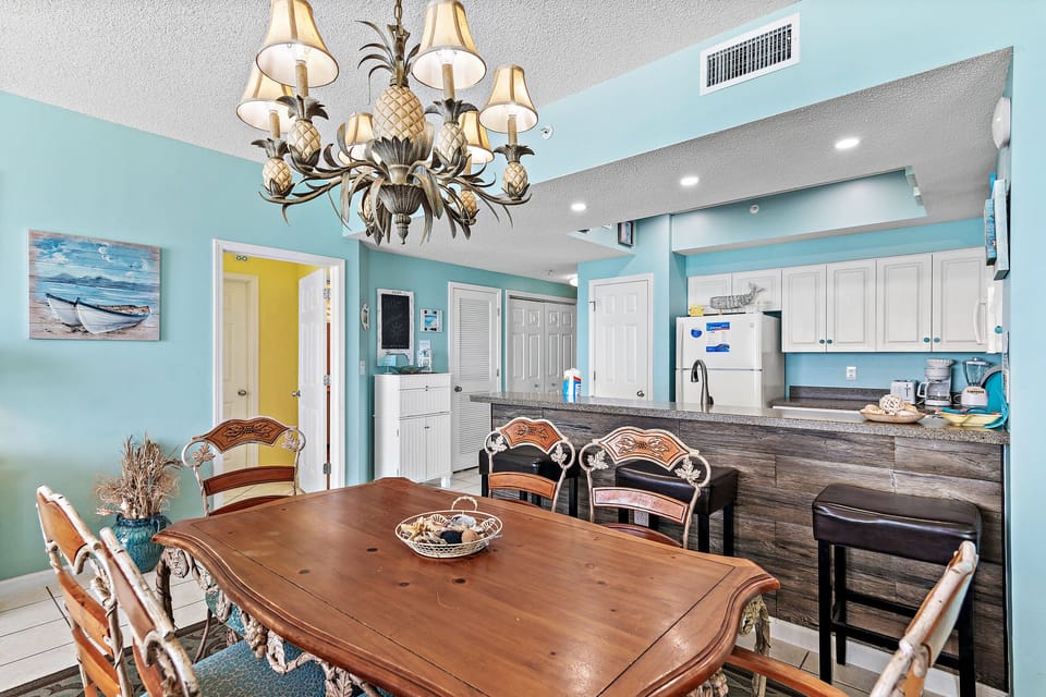 Dining Area & Breakfast Bar